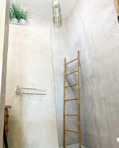 uma escada num quarto com uma parede branca em La Casilla del San Antón em Níjar