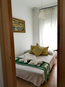 een slaapkamer met een bed met handdoeken erop bij La Casita del Arte in Cádiz