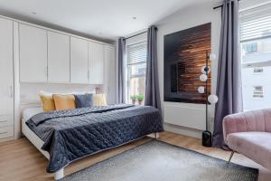 ロンドンにあるArchitect's Sophisticated Private 3bed 3bath House OFF OXFORD STのベッドルーム(ベッド1台、窓付)