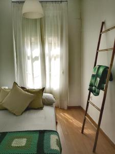 een slaapkamer met een stapelbed en een ladder bij La Casita del Arte in Cádiz