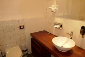 ハンデヴィットにあるAppartmentanlage/Ferienhaus Handewittのバスルーム(白い洗面台、トイレ付)