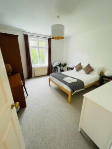 a bedroom with a bed and a window at NomiHomes-Otis House-Free Parking x 2-Central -10ppl in Exeter