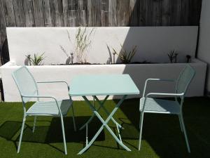 two chairs and a blue table and two chairs at Gabrielle 40m2 et terrasse in Sainte-Savine