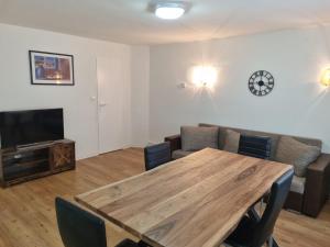 sala de estar con mesa de madera y sofá en Ferienhaus Formidable en Nidderau