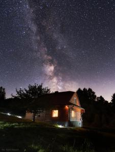 une cabine sous un ciel étoilé la nuit dans l'établissement Salamandra, à Rajcza