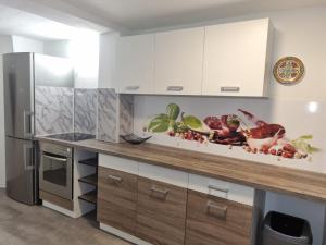 eine Küche mit einer Theke mit einem Obstteller darauf in der Unterkunft Ferienhaus Formidable in Nidderau