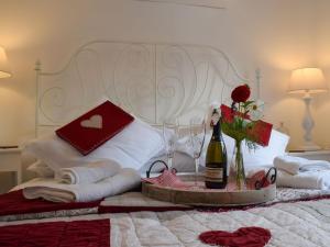 ein Bett mit einer Flasche Wein und Blumen darauf in der Unterkunft Tree Tops in Crieff