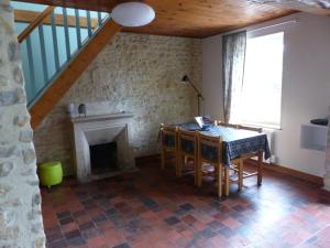 a dining room with a table and a fireplace at Jolie maison pour 4 à 6 personnes in Ellon