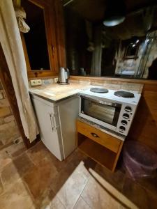 Η κουζίνα ή μικρή κουζίνα στο Bivak 14 - Krásný malý apartmán pro milovníky skal a přírody +14 φωτογραφίες