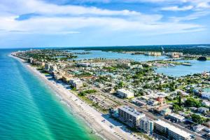 una vista aerea di una spiaggia con edifici e l'oceano di Park Shore Suites at Madeira Beach a St Pete Beach