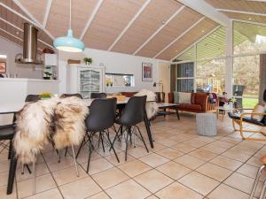comedor y sala de estar con mesa y sillas en Three-Bedroom Holiday home in Aabenraa 3, en Loddenhøj