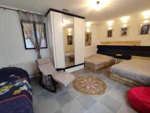 een kamer met een slaapkamer met een bed en een stoel bij Rêve de Bulles T3=62m2 in Châlons-en-Champagne
