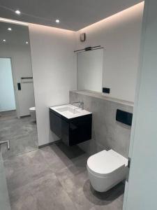Ένα μπάνιο στο Luxus Apartment mit Skyline View.