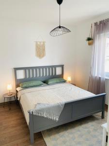 Postel nebo postele na pokoji v ubytování Gemütliche Neubauwohnung 70qm