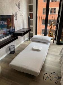 グアテマラシティにあるCaSuya Airali apartments with heated pool, gym in city centerのベッド2台が備わる客室です。