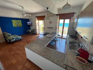 A television and/or entertainment centre at Appartamento Vacanza Gioiosamare