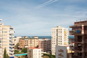 The swimming pool at or close to Acogedor apartamento junto al mar