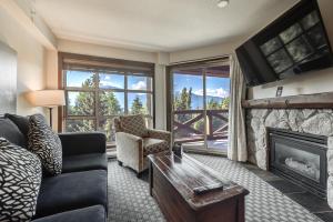 Un lugar para sentarse en Blackcomb Springs Suites by CLIQUE