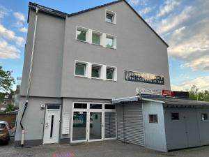 un gran edificio gris con un cartel. en Ferienwohnung, en Wesel