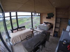 Vistas a una habitación con 2 camas y una mesa en Cabañas Tierra Salada en Cáhuil