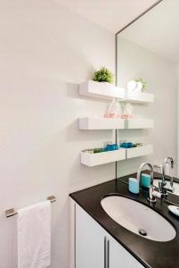 La salle de bains est pourvue d'un lavabo et d'un miroir. dans l'établissement Il Ciasso' Romantic Seafront Escape, à Vernazza