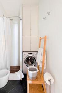 La salle de bains est pourvue d'un lave-linge. dans l'établissement Il Ciasso' Romantic Seafront Escape, à Vernazza