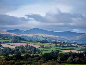 a view of the derwent valley with mountains in the background at The Hen House in Llanfair-ar-y-bryn