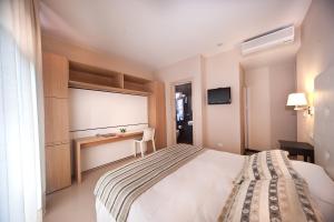 pokój hotelowy z łóżkiem i dużym oknem w obiekcie Hotel Carla w mieście Levanto +37 zdjęć