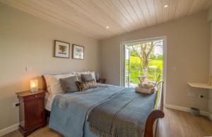 a bedroom with a bed and a large window at Kites Nest-qu7488 in Highgate