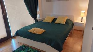 Una cama o camas en una habitación de Suzanna Arkadia