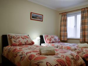 Katil atau katil-katil dalam bilik di Three Rivers Cottage