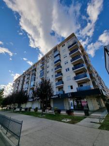 duży budynek apartamentowy przy ulicy miejskiej w obiekcie Clarissa apartment City Kvart w mieście Podgorica