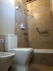 Puro Campo في تافي ديل فالي: حمام مع مرحاض ودش ومغسلة