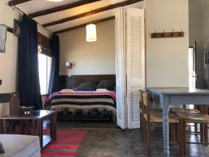 1 dormitorio con 1 cama en la esquina de una habitación en Puro Campo en Tafí del Valle