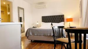 sypialnia z łóżkiem ze stołem i biurkiem w obiekcie Casa do Jasmim by Shiadu w Lizbonie