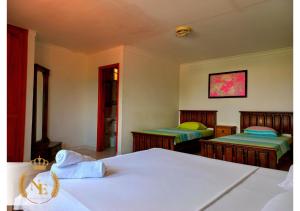 Habitación con 2 camas en una habitación en Hotel Nueva Esperanza, en Barranquilla
