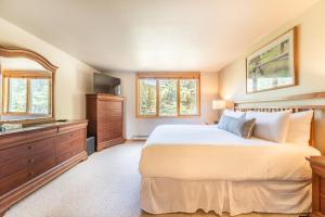 una camera con un grande letto e una televisione di Pines by Summit County Mountain Retreats a Keystone