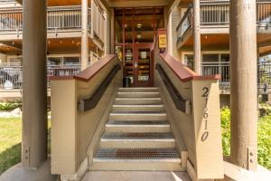 una rampa di scale che conduce a un edificio con porta di Pines by Summit County Mountain Retreats a Keystone