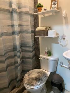 a bathroom with a toilet and a sink at Villa en Salinas vía Punta Carnero in Salinas