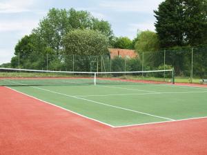 um campo de ténis com uma rede por cima em Barn End Cottage em Kelsale