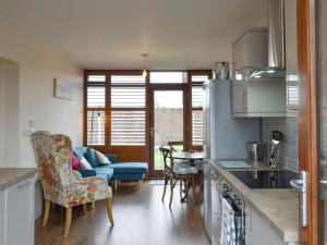 uma cozinha e sala de estar com um sofá e uma mesa em Skylark - Uk30746 em Acton Trussell