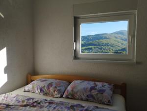 una camera con letto e finestra di Kuca za odmor BARE vacation house a Hadžići