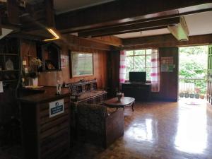 - un salon avec des murs en bois et une table dans l'établissement Amara Transient House, à Baguio