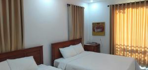 1 Schlafzimmer mit 2 Betten und einem Fenster in der Unterkunft Hoi An Town Of Viet House Homestay in Hoi An