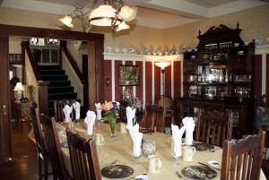 A restaurant or other place to eat at The Jabberwock Bed & Breakfast