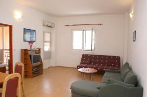 ein Wohnzimmer mit einem Sofa und einem Tisch in der Unterkunft Apartments by the sea Trpanj, Peljesac - 3162 in Trpanj