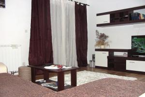 ein Wohnzimmer mit einem Sofa und einem Couchtisch in der Unterkunft Apartment Zrnovska Banja 3154a in Korčula