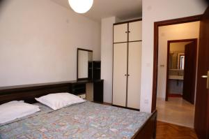 sypialnia z dużym łóżkiem i lustrem w obiekcie Apartment Zrnovska Banja 3154a w Korčuli