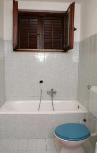 Kúpeľňa v ubytovaní Apartment Zrnovska Banja 3154a