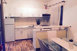 Kuchyňa alebo kuchynka v ubytovaní Apartment Zrnovska Banja 3154a